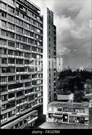 24. Februar 1963 - Berlin - Stadt der Kontraste: Blick von der günstige über den Distrikt Zoo im Berliner Zoo. Alle sichtbaren Gebäude wurden in den letzten 6 Jahren gebaut. Auf der linken Seite das Dob-Haus der Mode, im Hintergrund das Hansaviertel. Architektonischen Kontrast. Milliarden von Dollar wurden angehoben, um die West - Berliner in die modernste Art und Weise wieder aufzubauen. Vor einigen Jahren gab es eine große Internationale Bauausstellung in Westberlin, auch weiterwachsen der neuen sogenannten Hansa-Viertel. Welt-berühmte Architekten wie der italienische Nervi und der Franzose Corbusier haben hier ultra modernes Haus gebaut Stockfoto