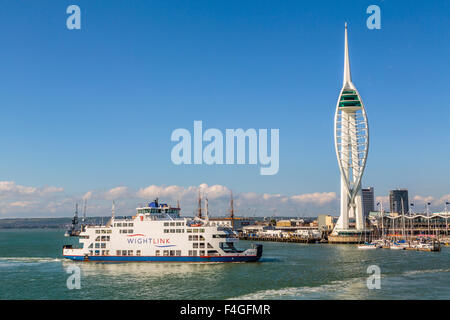 Eine weiße Link Fähre vorbei an der Spinnaker Tower in den Solent und Eingabe von Portsmouth Harbour, England Großbritannien Stockfoto