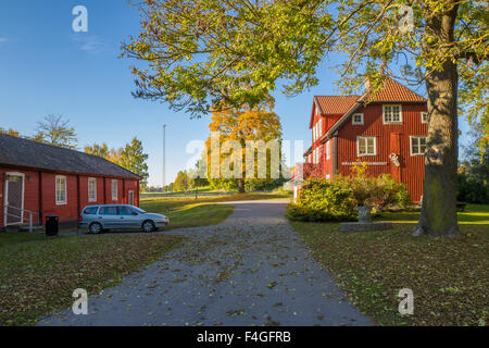 Das Museum des Bronzezeitalters Felszeichnungen im Herbst in Himmelstalund, Norrköping. Stockfoto