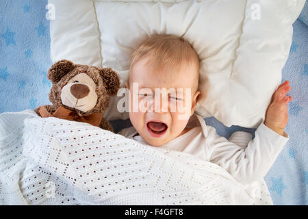 1 Jahr altes Baby weint Stockfoto