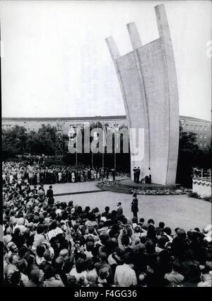 1978: Staatsbesuch des amerikanischen Präsidenten Carter in West-Deutschland: einen offiziellen zweitägigen Staatsbesuch amerikanischen Präsidenten Jimmy Carter nach West-Deutschland bezahlt (14. Juli/15.. 1978 (. Begleitet wurde er von seiner Frau Rosalynn und Tochter Amy. Neben seines Aufenthalts in Bonn, der amerikanische Präsident auch Frankfort besuchte und West-Berlin nach dem Ende seines offiziellen Besuchs Jimmy Carter in Bonn blieb da Pf Welt-Wirtschaftsgipfel. welche dort erfolgt am 16. Juli/17.. Foto zeigt Jimmy Carter in Berlin. Eine große Menge Berlin Leute warteten für den amerikanischen Präsidenten, als er kam, um die Stockfoto