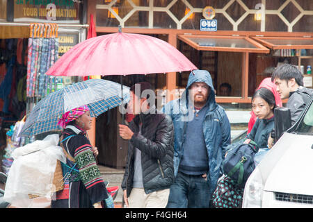 Sapa oder Sa Pa ist eine Grenzstadt in Nord-West-Vietnam, Aufnahmen hier in der Regenzeit feucht wie schwarze Hmong Lady Touristen gelenkter Stockfoto