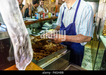 Der Mensch macht berühmte Schweinesandwich in Porto. Oktober 2015. Porto, Portugal. Stockfoto