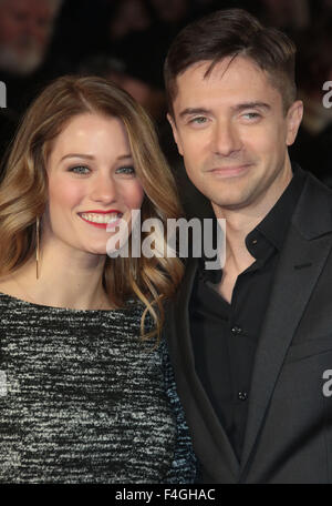 London, UK. 17. Oktober 2015. Ashley Hinshaw und Topher Grace, die Teilnahme an der "Wahrheit" Screening am BFI London Film Festival im Odeon Leicester Square in London, Vereinigtes Königreich. Bildnachweis: Stills Presse/Alamy Live-Nachrichten Stockfoto