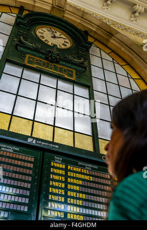 Frau liest das Zug Zeitplan Board in Portos berühmte Sao Bento Bahnhof. September 2015. Porto, Portugal. Stockfoto