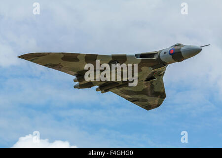 Kalter Krieg Atomschlag Kampfflugzeug, Avro Vulcan Bomber XH 558 im Flug England Großbritannien Stockfoto