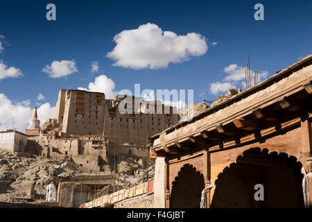 Indien, Jammu & Kashmir, Ladakh, Leh, Tehsildar Tor, alte geschnitzte Gateway Tehsildar Büro unter Palast Stockfoto