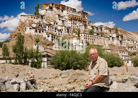 Indien, Jammu & Kashmir, Ladakh, Thikse, senior Touristen posieren am alten Hügel Gompa Kloster Stockfoto