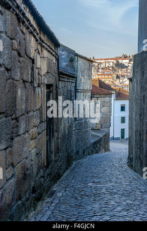 Im Hochformat eine alte steinerne Gasse in Gaia, über den Fluss von Porto. September 2015. Porto, Portugal. Stockfoto