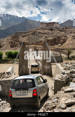 Indien, Jammu & Kashmir, Ladakh, Stakna, Autos überqueren schmale Hängebrücke über den Fluss Indus, in der Nähe von Gompa Stockfoto