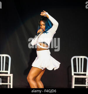 Musik Künstler fünften Harmonie führt im White Oak Amphitheater in North Carolina.   Fünften Harmonie ist ein amerikanisches Mädchen-Gruppe, gegründet auf die zweite Staffel von The X Factor. Die Gruppe besteht aus Mitgliedern Ally Brooke Hernandez, Normani Hamilton, Dinah Jane Hansen, Camila Cabello und Lauren Jauregui. Stockfoto