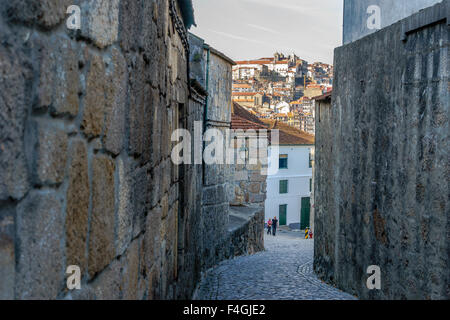 Alte Steinmauern und Straße führen durch eine Gasse in Gaia, über den Fluss von Porto. September 2015. Porto, Portugal. Stockfoto