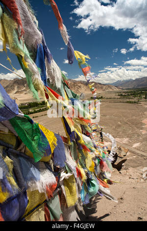 Indien, Jammu & Kashmir, Ladakh, Stakna Gompa "Tiger Nase" Hügel Drugpa-buddhistisches Kloster, Gebetsfahnen Stockfoto