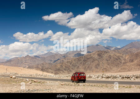 Indien, Jammu & Kashmir, Ladakh, Stakna, Minivan unterwegs durch Leh-Tal Stockfoto