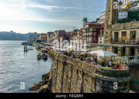 Ein interessantes Restaurant befindet sich auf Portos Altstadt mit Blick auf den Fluss Ouro. September 2015. Porto, Portugal. Stockfoto