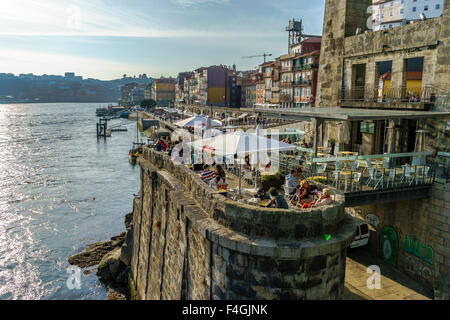 Cafe Restaurant im alten Brückenbauwerk Portos mit Blick auf Fluss Ouro. September 2015. Porto, Portugal. Stockfoto