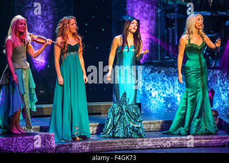 CELTIC WOMAN bringt Tournee 2014 das Durham Performing Arts Center in Durham, North Carolina.  Máiréad Nesbitt, Lisa Lambe, Máiréad Carlin und Susan McFadden sind derzeit im Rahmen der 2014 Celtic Woman US Tour durchführen. Stockfoto