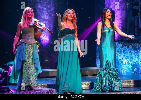 CELTIC WOMAN bringt Tournee 2014 das Durham Performing Arts Center in Durham, North Carolina.  Máiréad Nesbitt, Lisa Lambe, Máiréad Carlin und Susan McFadden sind derzeit im Rahmen der 2014 Celtic Woman US Tour durchführen. Stockfoto