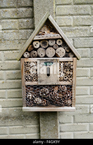 Insektenhaus, künstlichen Lebensraum für Insekten im Garten zu gewinnen. Stockfoto