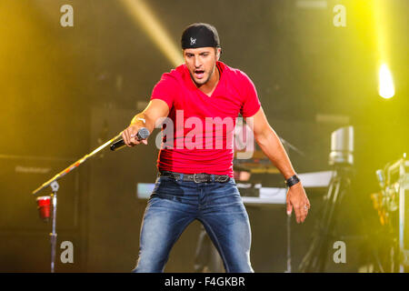 Country-Musikkünstler LUKE BRYAN bringen seiner Sommertour 2014 in Raleigh, NC. Stockfoto