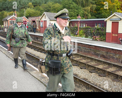 Pickering, North Yorkshire, UK. 17. Oktober 2015. Pickering jährliche Kriegs- und 40er Wochenende lockt Tausende mit 2. Weltkrieg lebt Geschichte-Camps und Kampf Reenactments Amomg Attraktionen. Bild: Levisham Station, in der Nähe von Pickering, auf der North Yorkshire Moors Railway Linie wird in einem Deutschen besetzten französische Dorf umgewandelt. Auch die Station Zeichen waren für das Wochenende in Le Visham geändert. Deutscher Soldat am Bahnsteig in Bild Stockfoto