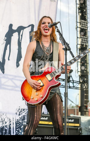 Musikgruppe HALESTORM führt in North Carolina.    Halestorm ist ein Grammy Award Gewinner US-amerikanische Rock-Band von Red Lion, Pennsylvania.  Die Gruppe selbst betitelten Debüt-Album wurde am 28. April 2009 durch Atlantic Records veröffentlicht. Ihr zweites Album The Strange Case Of... erschien am 10. April 2012. Das Lied "Love Bites (So kann ich)" aus diesem Album gewann ihren ersten Grammy Award für Best Hard Rock/Metal Performance am 10. Februar 2013. Stockfoto