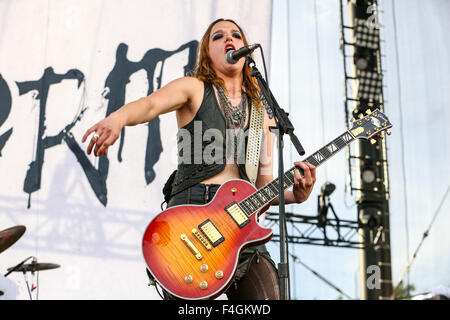 Musikgruppe HALESTORM führt in North Carolina.    Halestorm ist ein Grammy Award Gewinner US-amerikanische Rock-Band von Red Lion, Pennsylvania.  Die Gruppe selbst betitelten Debüt-Album wurde am 28. April 2009 durch Atlantic Records veröffentlicht. Ihr zweites Album The Strange Case Of... erschien am 10. April 2012. Das Lied "Love Bites (So kann ich)" aus diesem Album gewann ihren ersten Grammy Award für Best Hard Rock/Metal Performance am 10. Februar 2013. Stockfoto