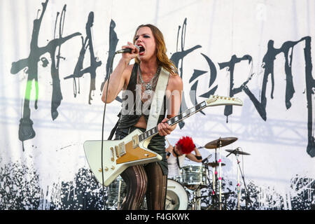 Musikgruppe HALESTORM führt in North Carolina.    Halestorm ist ein Grammy Award Gewinner US-amerikanische Rock-Band von Red Lion, Pennsylvania.  Die Gruppe selbst betitelten Debüt-Album wurde am 28. April 2009 durch Atlantic Records veröffentlicht. Ihr zweites Album The Strange Case Of... erschien am 10. April 2012. Das Lied "Love Bites (So kann ich)" aus diesem Album gewann ihren ersten Grammy Award für Best Hard Rock/Metal Performance am 10. Februar 2013. Stockfoto