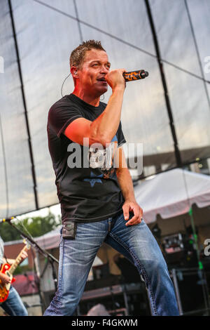 Musikgruppe 3 DOORS DOWN führt in North Carolina.    3 Doors Down ist eine US-amerikanische Rockband aus Escatawpa, Mississippi, die im Jahr 1996 gegründet. Stockfoto