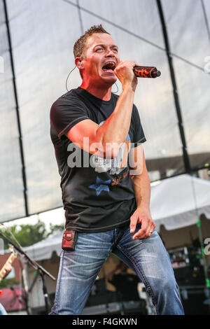 Musikgruppe 3 DOORS DOWN führt in North Carolina.    3 Doors Down ist eine US-amerikanische Rockband aus Escatawpa, Mississippi, die im Jahr 1996 gegründet. Stockfoto