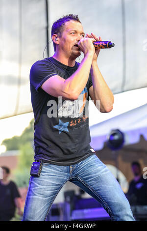 Musikgruppe 3 DOORS DOWN führt in North Carolina.    3 Doors Down ist eine US-amerikanische Rockband aus Escatawpa, Mississippi, die im Jahr 1996 gegründet. Stockfoto