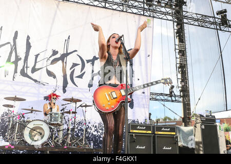 Musikgruppe HALESTORM führt in North Carolina.    Halestorm ist ein Grammy Award Gewinner US-amerikanische Rock-Band von Red Lion, Pennsylvania.  Die Gruppe selbst betitelten Debüt-Album wurde am 28. April 2009 durch Atlantic Records veröffentlicht. Ihr zweites Album The Strange Case Of... erschien am 10. April 2012. Das Lied "Love Bites (So kann ich)" aus diesem Album gewann ihren ersten Grammy Award für Best Hard Rock/Metal Performance am 10. Februar 2013. Stockfoto