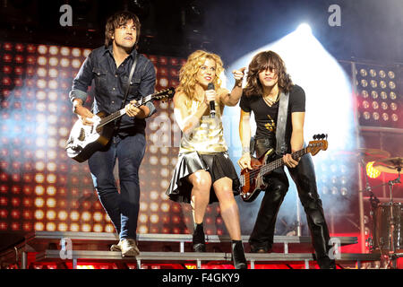 Musikkünstler THE BAND PERRY bringen ihre Sommertour 2013 in Walnut Creek in Raleigh, North Carolina.  Die Band Perry, ein amerikanischer Country-Musik-Gruppe besteht aus Geschwister Kimberly Perry (Lead-Gesang, Gitarre, Klavier), Reid Perry (Bass-Gitarre, Background-Gesang) und Neil Perry (Mandoline, Schlagzeug, Akkordeon, Background-Gesang). Stockfoto