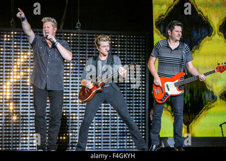 Musikkünstler bringen RASCAL FLATTS ihrer 2013-Sommertour in Walnut Creek in Raleigh, North Carolina.  Rascal Flatts ist eine amerikanische Country-Musik-Gruppe setzt sich von Gary LeVox (Leadvocals), Jay DeMarcus (Bass-Gitarre, Keyboard, Klavier, Gesang) und Joe Don Rooney (Leadgitarre, Gesang). LeVox und DeMarcus sind Cousins zweiten Grades. Stockfoto