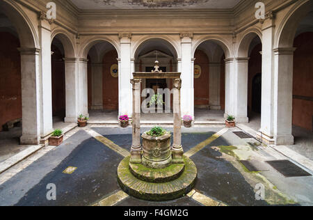 Kleinen Innenhof Eingang zur Kirche der Sant'Agata dei Goti, Rom, Italien Stockfoto