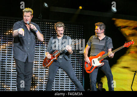 Musikkünstler bringen RASCAL FLATTS ihrer 2013-Sommertour in Walnut Creek in Raleigh, North Carolina.  Rascal Flatts ist eine amerikanische Country-Musik-Gruppe setzt sich von Gary LeVox (Leadvocals), Jay DeMarcus (Bass-Gitarre, Keyboard, Klavier, Gesang) und Joe Don Rooney (Leadgitarre, Gesang). LeVox und DeMarcus sind Cousins zweiten Grades. Stockfoto