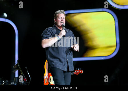 Musikkünstler bringen RASCAL FLATTS ihrer 2013-Sommertour in Walnut Creek in Raleigh, North Carolina.  Rascal Flatts ist eine amerikanische Country-Musik-Gruppe setzt sich von Gary LeVox (Leadvocals), Jay DeMarcus (Bass-Gitarre, Keyboard, Klavier, Gesang) und Joe Don Rooney (Leadgitarre, Gesang). LeVox und DeMarcus sind Cousins zweiten Grades. Stockfoto