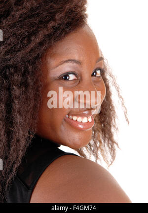 Ein Kopf schießen einer jungen afroamerikanischen Frau in einem schwarzen Kleid mit krauses Haar, isoliert auf weißem Hintergrund. Stockfoto