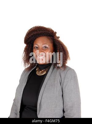 Ein schönes Porträtbild eine afroamerikanische Frau, lächelnd in eine graue Jacke und schwarze Kleid, für weißen Hintergrund isoliert. Stockfoto