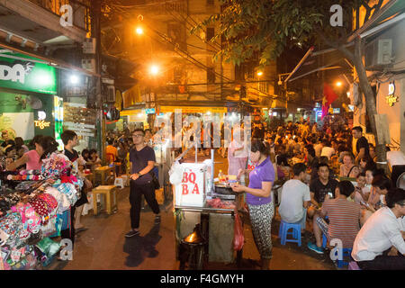 verpackt alte Viertel von Hanoi am Abend, beliebt bei Touristen und einheimischen Bier und Speiselokal, Hanoi, Vietnam Stockfoto