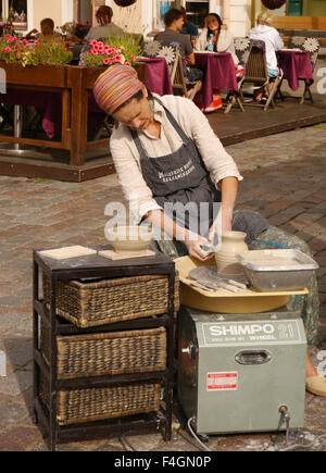 Eine Frau auf einem Marktplatz in Tallinn, Estland machen einen Tontopf auf einer Töpferscheibe Stockfoto