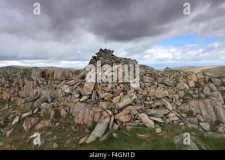 Sommer, Gipfel Cairn Mardale Ill Glocke fiel, Nationalpark Lake District, Cumbria, England, UK. Stockfoto