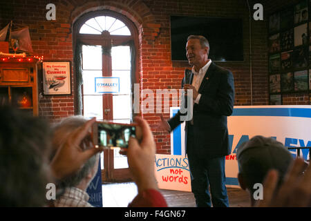 USA. 17. Oktober 2015. Ehemaliger Maryland Gouverneur und Präsidentschaftskandidat Martin O'Malley hält ein Rathaus Treffen Kampagne Veranstaltung bei The Peddler Tochter Restaurant und Pub. © Lukas William Pasley/Pacific Press/Alamy Live-Nachrichten Stockfoto