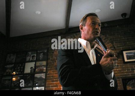 USA. 17. Oktober 2015. Ehemaliger Maryland Gouverneur und Präsidentschaftskandidat Martin O'Malley hält ein Rathaus Treffen Kampagne Veranstaltung bei The Peddler Tochter Restaurant und Pub. © Lukas William Pasley/Pacific Press/Alamy Live-Nachrichten Stockfoto