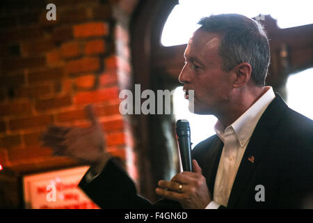 USA. 17. Oktober 2015. Ehemaliger Maryland Gouverneur und Präsidentschaftskandidat Martin O'Malley hält ein Rathaus Treffen Kampagne Veranstaltung bei The Peddler Tochter Restaurant und Pub. © Lukas William Pasley/Pacific Press/Alamy Live-Nachrichten Stockfoto