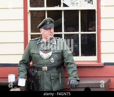 Pickering, North Yorkshire, UK. 17. Oktober 2015. Pickering jährliche Kriegs- und 40er Wochenende lockt Tausende mit 2. Weltkrieg lebt Geschichte-Camps und Kampf Reenactments Amomg Attraktionen. Bild: Levisham Station, in der Nähe von Pickering, auf der North Yorkshire Moors Railway Linie wird in einem Deutschen besetzten französische Dorf umgewandelt. Auch die Station Zeichen waren für das Wochenende in Le Visham geändert. Deutscher Soldat am Bahnsteig in Bild Stockfoto