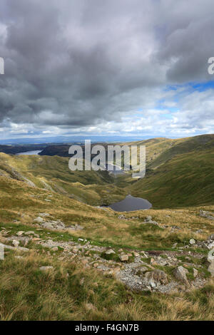 Sommer-Blick über kleine Wasser- und Haweswater Stausee, Lake District National Park, Cumbria, England, UK Stockfoto