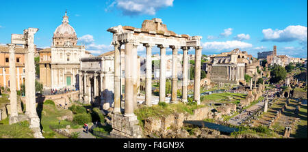 Blick auf das römische Forum aus dem Portikus Dii Consentes, Rom, Italien Stockfoto
