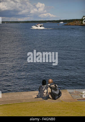 Ein paar Blick auf das Meer auf die Insel-Festung Suomenlinna, in Helsinki, Finnland Stockfoto
