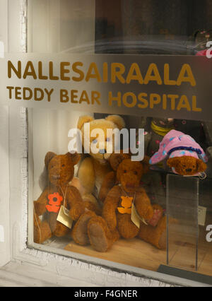 Eine Gruppe von traurig aussehende Spielzeug in einem Teddybär-Krankenhaus-Fenster in Helsinki, Finnland Stockfoto